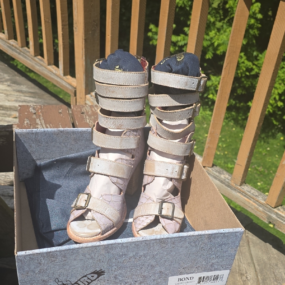 Freebird Bond Taupe Croco Sandals